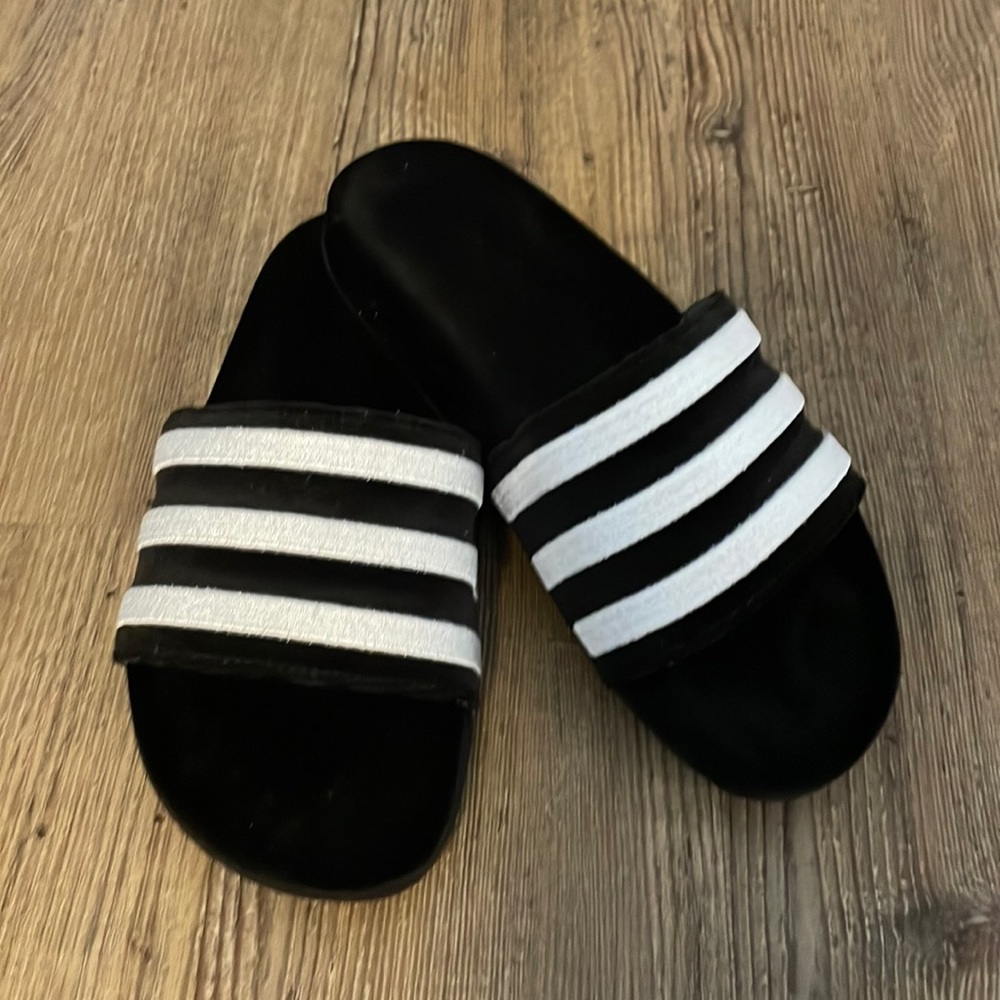 ADIDAS SLIDES